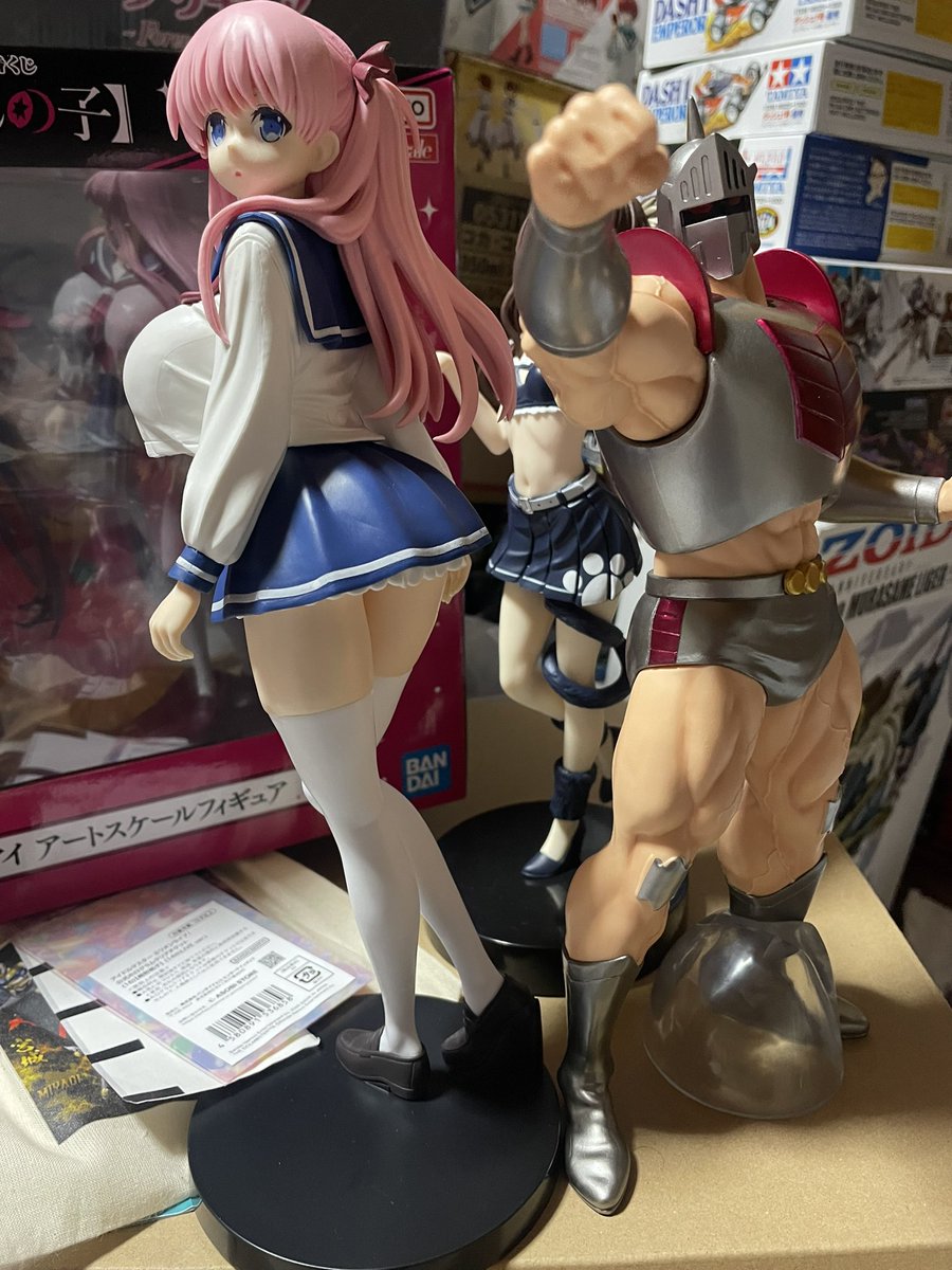 yumenomant's tweet photo. ゲームセンで獲ったロビンマスクのフィギュア、デカイなぁと思ったけどものどっちのがデカかった。 https://t.co/sCEW2x67lg