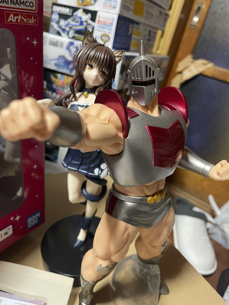 yumenomant's tweet photo. ゲームセンで獲ったロビンマスクのフィギュア、デカイなぁと思ったけどものどっちのがデカかった。 https://t.co/sCEW2x67lg