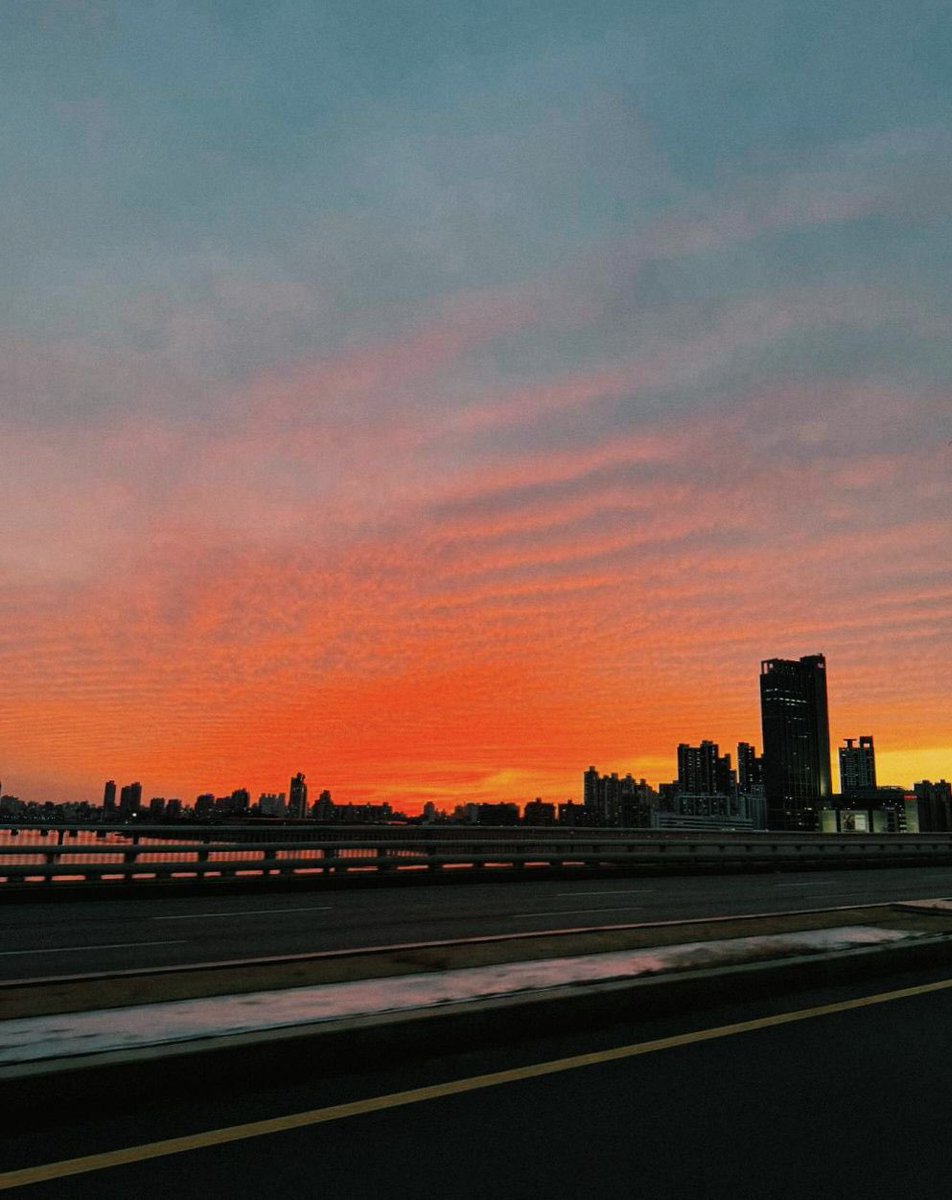 riizetalk's tweet photo. 🦕💭 • 261003 
[8:48 PM KST] 

today's sky is amazing https://t.co/DuWiQaC6P7