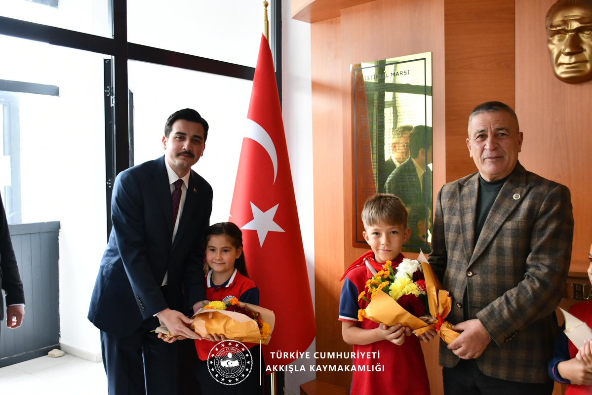 TC_akkisla's tweet photo. 📍 Akkışla Atatürk İlkokulu

İlçemizde İlköğretim Haftası, İlçe Kaymakamımız Sayın Yavuz Selim GÜNDAY, Belediye Başkanımız Mustafa DURSUN, öğretmenlerimiz ve öğrencilerimizin katılımıyla Akkışla Atatürk İlkokulu’nda gerçekleştirilen programla kutlandı. https://t.co/aJDvpkZO2W