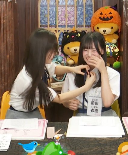 tkakkun_mickey's tweet photo. 姉が妹のリボンを直してあげる名場面

#長谷川百々花 
#前田衣澄 
#AKB22期研究生 https://t.co/BBg9NkYxlo