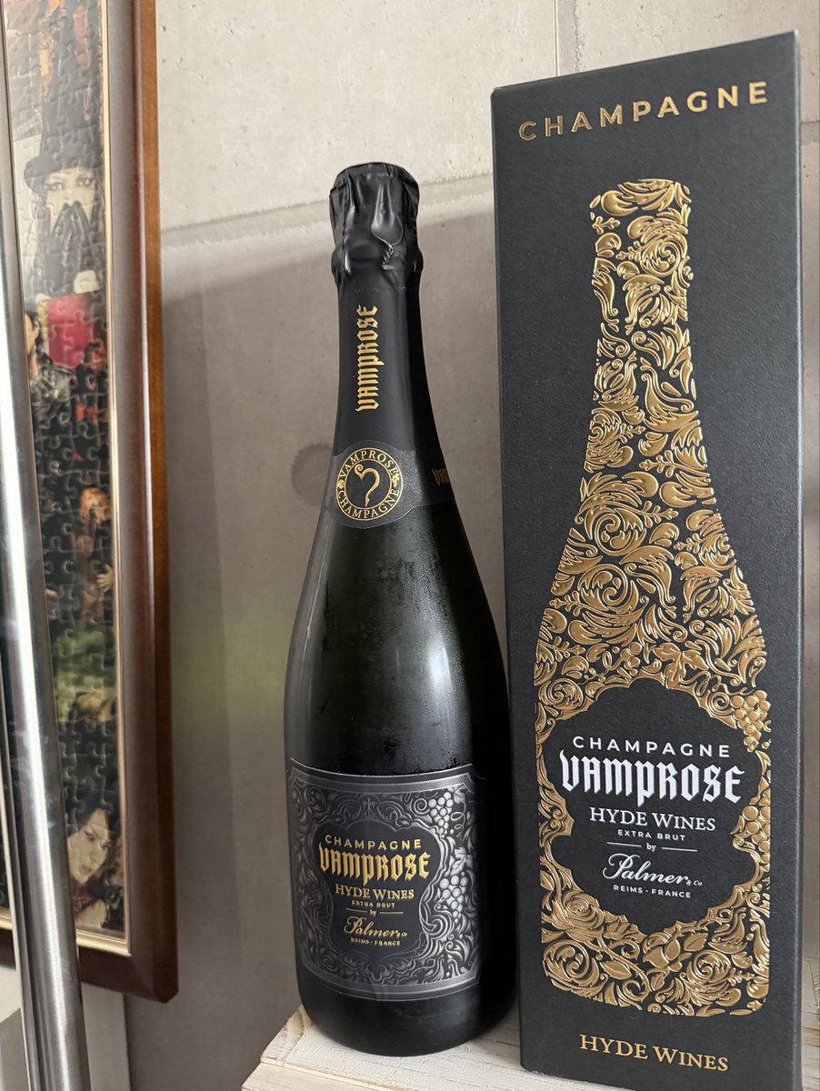 shallowsleep_81's tweet photo. HYDEさんプロデュースによるワインブランド
『VAMPROSE - HYDE WINES -』の

シャンペーンッ🍾
届きましたよ〜♪

パッケージ箱がまた豪華✨
簡単にはあけたくない趣きがありますね

#HYDE
#HYDEWINES
#VAMPRORE
#シャンパン https://t.co/2A3K9JiDKQ
