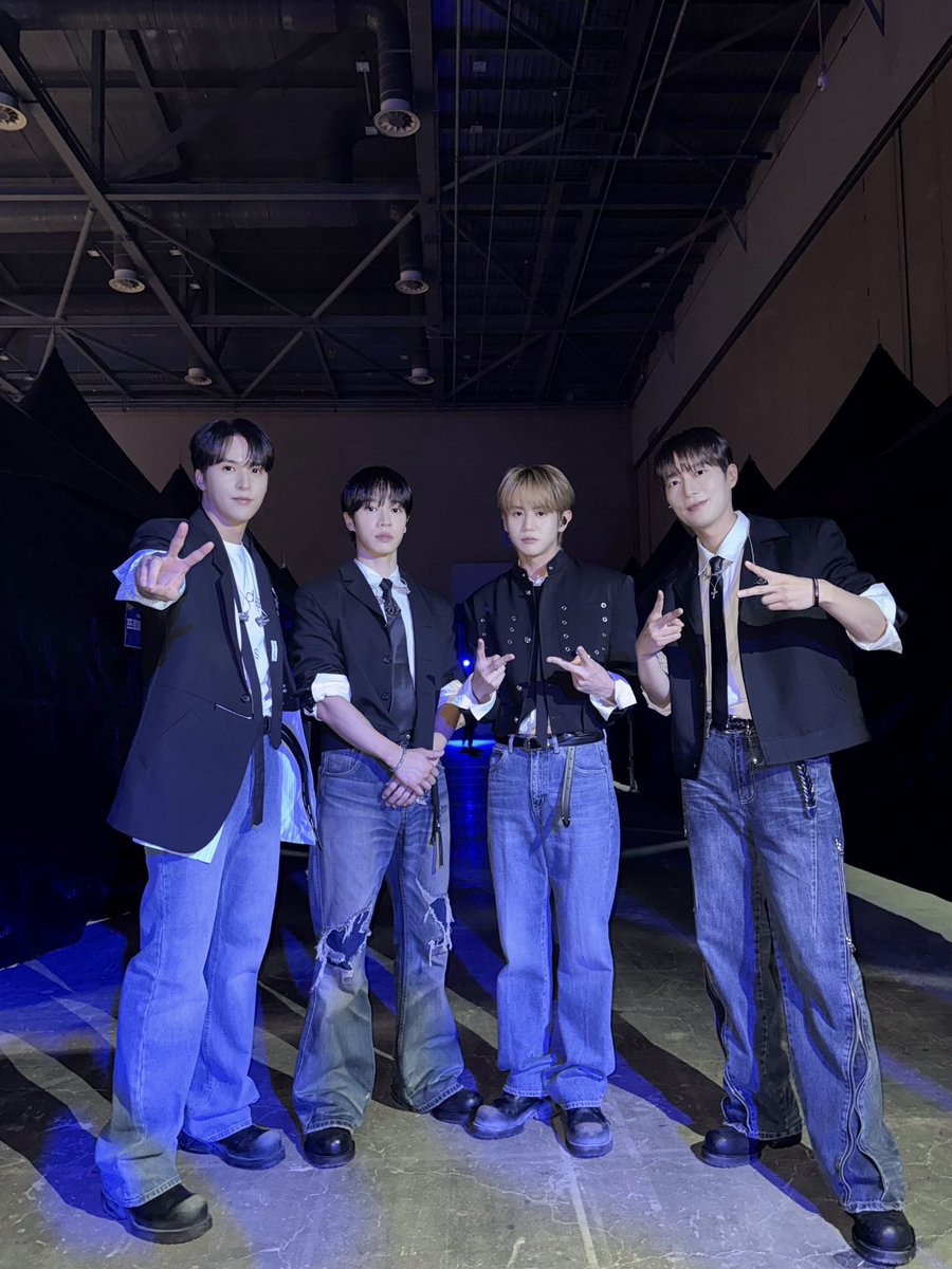 Highlight_AUent's tweet photo. [📸] 2026 입크 페스티벌

짧은 연휴의 시작! 오늘도 덕분에 즐거웠습니다🩶
소중한 시간 함께 해주신 여러분 고맙습니다💡🌹

#하이라이트 #HIGHLIGHT
#비스트 #BEAST
#윤두준 #YOONDUJUN
#양요섭 #YANGYOSEOP
#이기광 #LEEGIKWANG
#손동운 #SONDONGWOON https://t.co/kSXdazhLFu