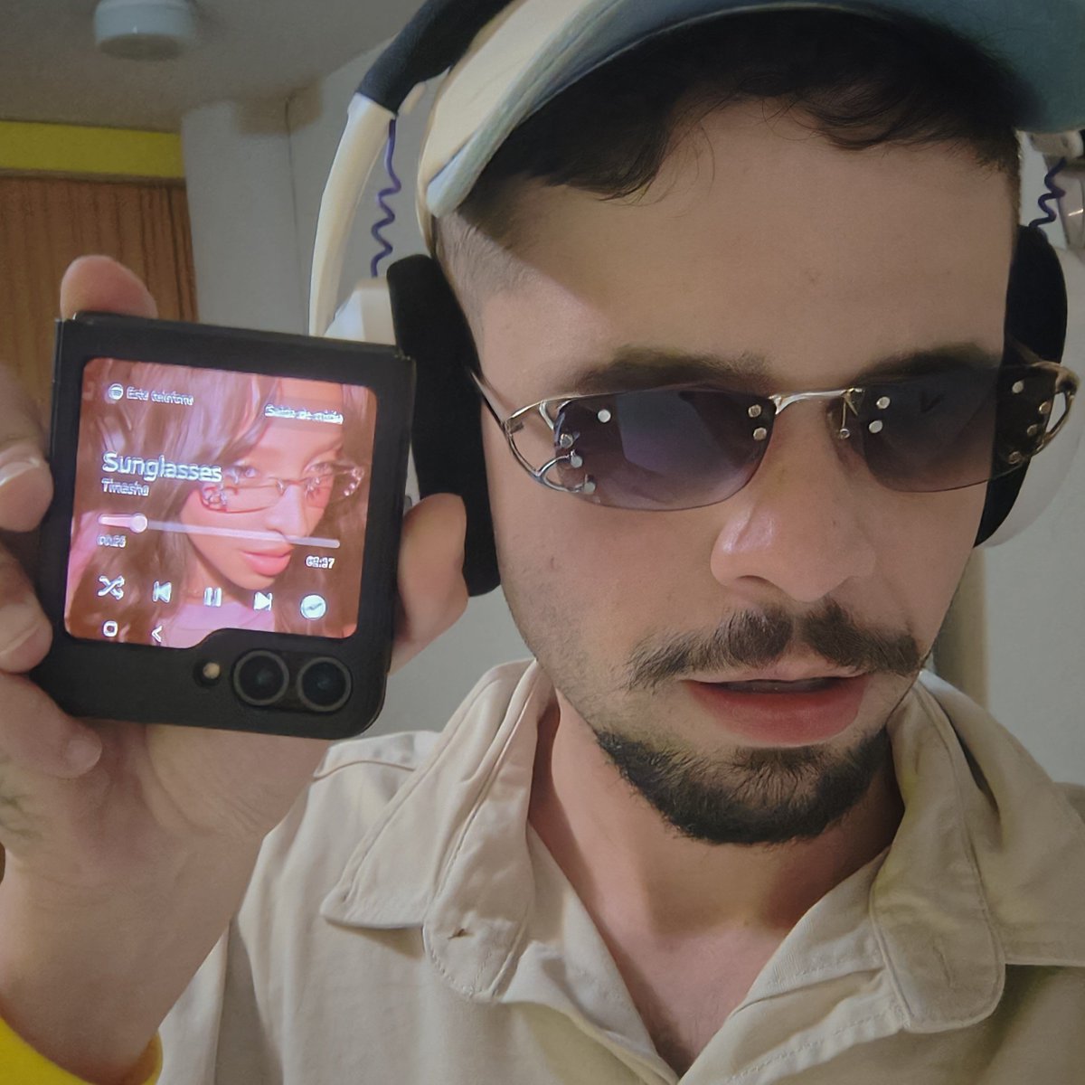 icarorodrigues's tweet photo. cês usando i.a pra recriar uma foto q é literalmente só colocar headphone e oculos https://t.co/JRiOeFqy7g