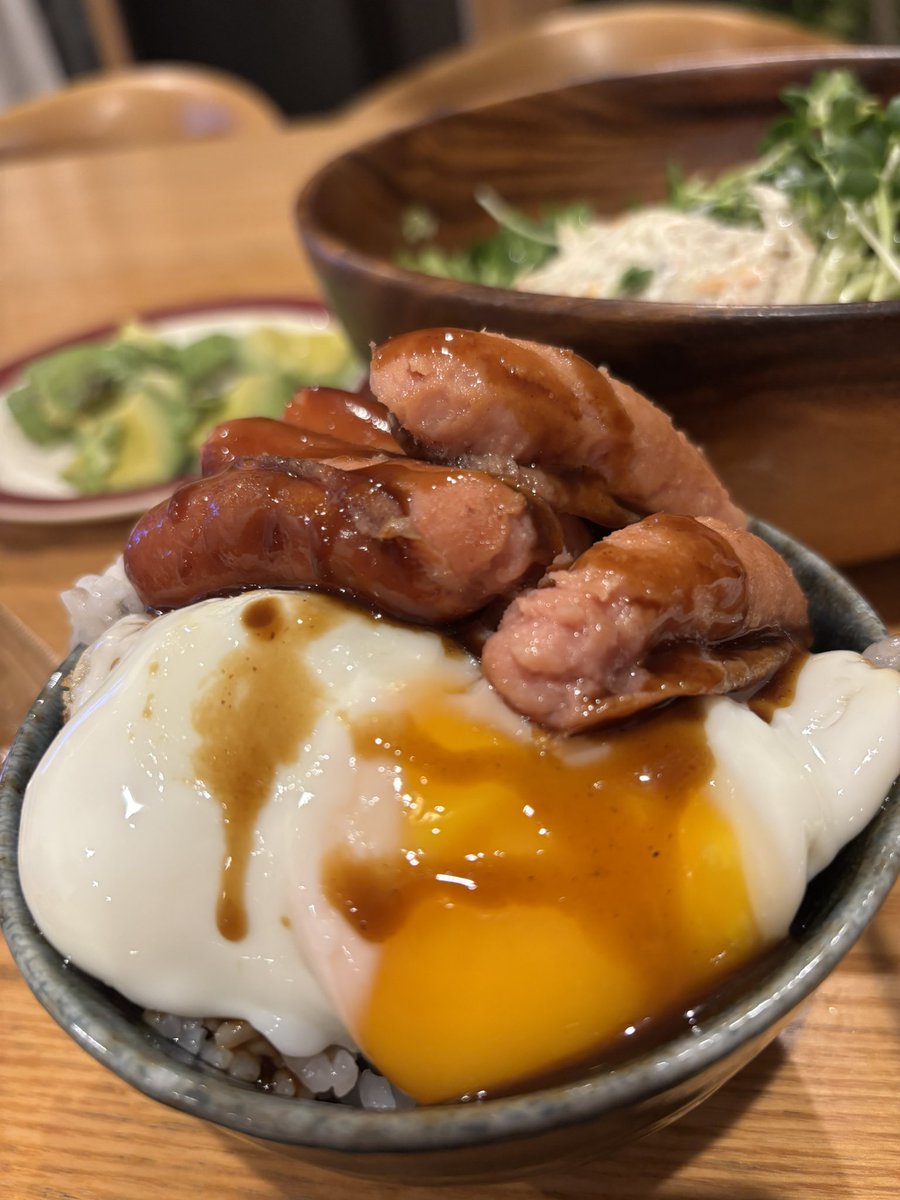 Spring_Sun01's tweet photo. 無性に食べたくなる時があるウィンナー目玉焼きご飯 #ご飯 #ウィンナー #卵 https://t.co/etC8Bct79n