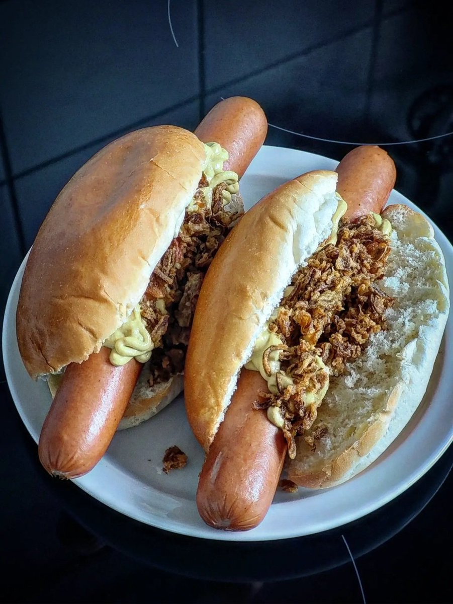 dekleine1891's tweet photo. Hotdogs met mosterd en geroosterde uitjes.
#Hotdog #Hotdogs #ComfortFood #StreetFood #FoodLover https://t.co/2TJ5pCUH0X