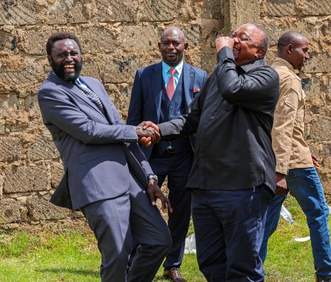 PropesaTv's tweet photo. Former President Uhuru Kenyatta, H.E Edwin Sifuna and Sen. Methu in Kirinyaga https://t.co/KIa2tSjr3o