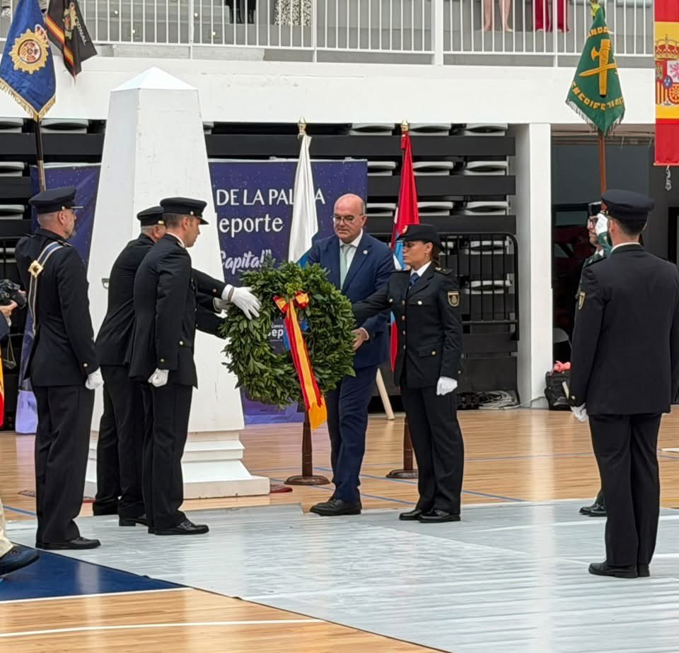 BorjaSenado's tweet photo. Día Policía Nacional👮‍♀️Fue un acto bonito y significativo, q recordó q el 2 de octubre se honra a los Santos Ángeles Custodios, patronos de la Policía Nacional, y para reconocer la dedicación de quienes cada día velan x nuestra seguridad. Felicitar a Isidro x su medalla👏 https://t.co/Kswqe6rEi8