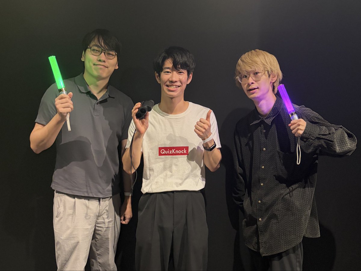 QK_Naoi's tweet photo. 家にあった唯一の赤い服と、10周年カラーにセットしたペンライト
 #QuizKnock10周年プロジェクト https://t.co/cBihuvjCz0