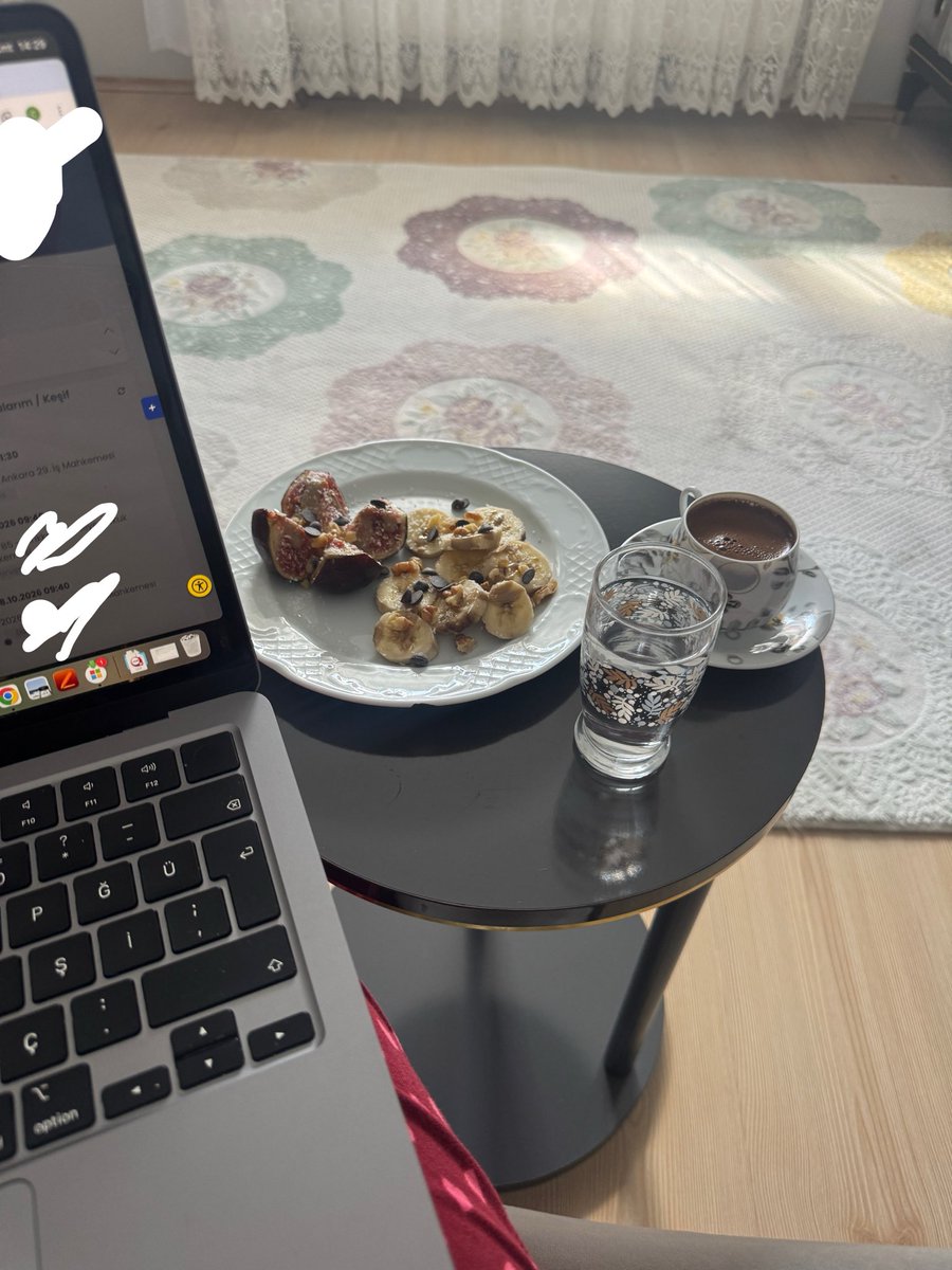 elimecccc's tweet photo. Çalışmak zorunda olan ama keyifçiliği de seven o kız 💁🏻‍♀️ https://t.co/Z6s6moL8rj