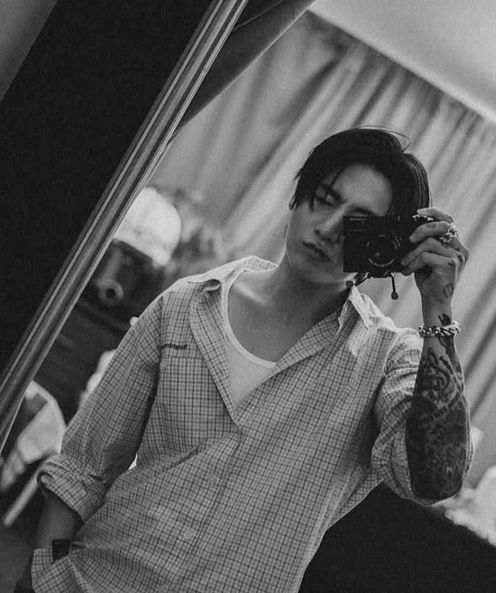 AFBF_1306's tweet photo. Self portrait by Golden Closet Film 🖤
#Jungkook #정국 #JUNGKOOK #JK
#GCF #GoldenClosetFilm https://t.co/bY1b8cndxi
