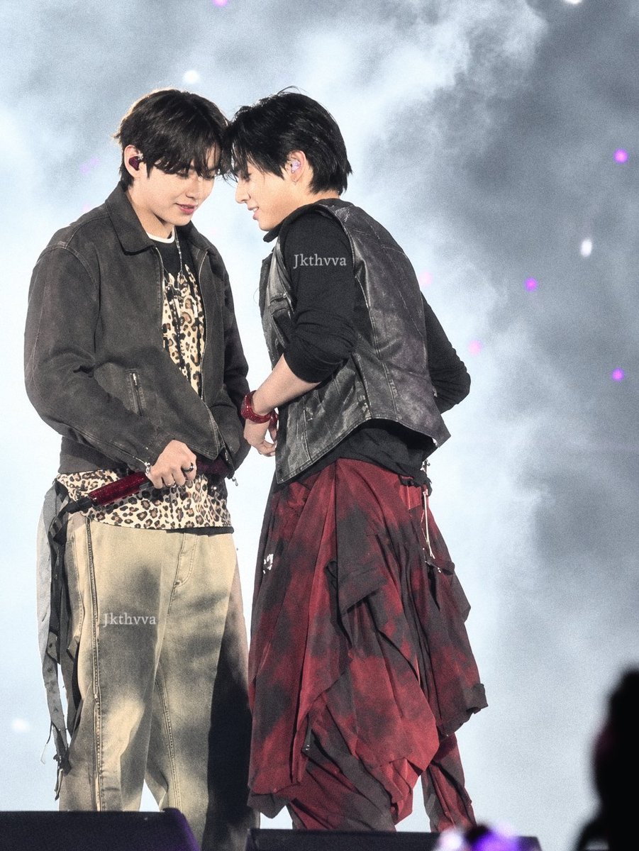 Jkthvva's tweet photo. HOLY FUCK TAEKOOK !! https://t.co/TVFttW67Hv
