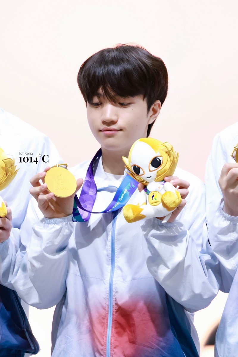 the1014c's tweet photo. 261002 아시안게임 
2연패 금메달을 달성🥇🥇
#케리아 #Keria #류민석 @T1Keria https://t.co/Ed3L70ciY4