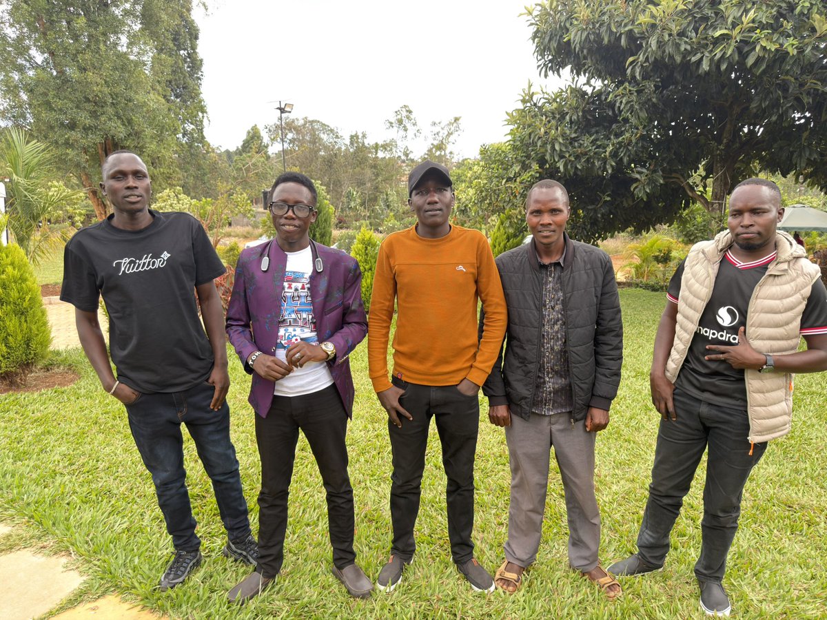 Rutojames7113's tweet photo. It’s Saturday and I’m here with my hood boys. https://t.co/HovhIk0AdF