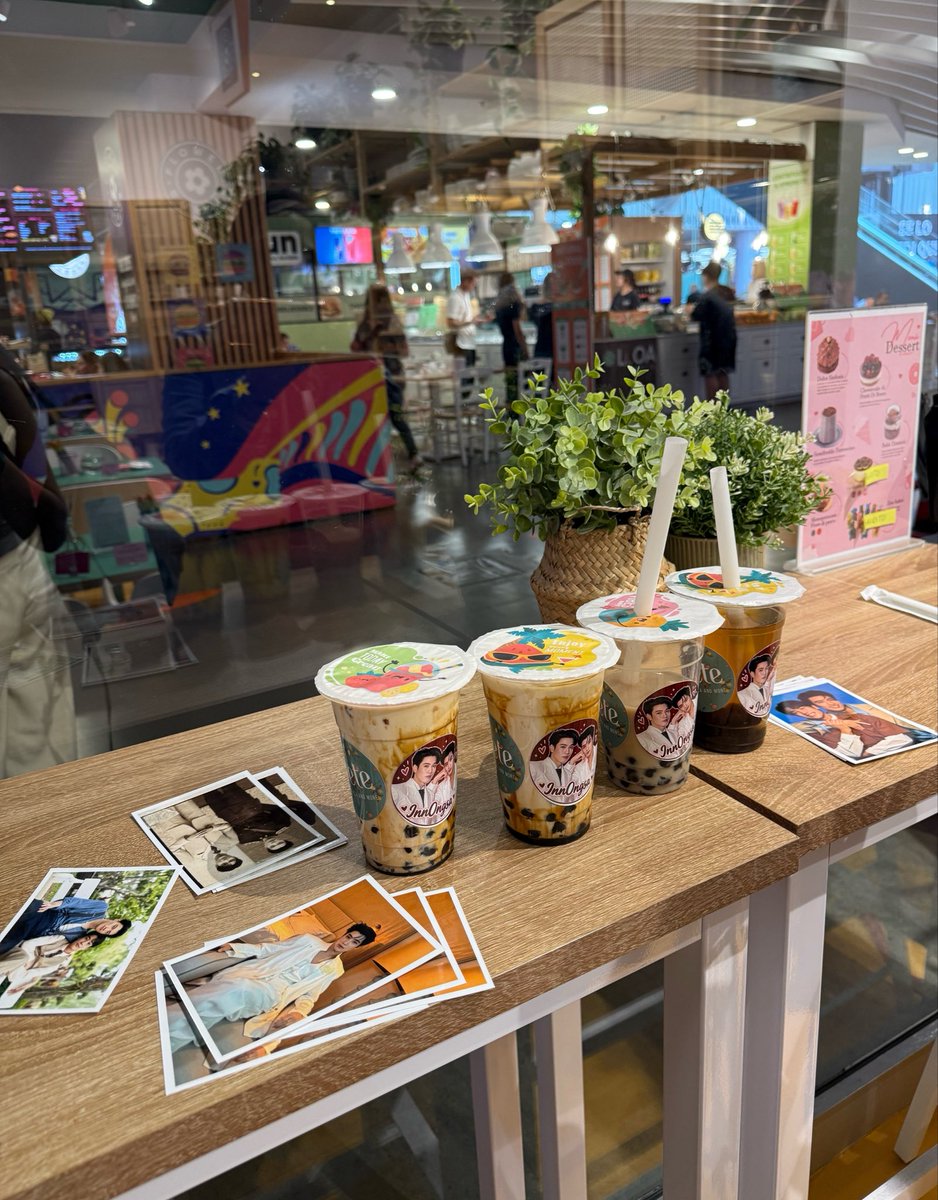 alicehoneyz's tweet photo. InnOngsa fans - It’s today! 🥳🧋

ใครมามีตอินองศา ไปรับเครื่องดื่มฟรีได้น่าาา  
Haven’t got your FREE drink yet? Just stop by IOETE Café

Project by ChaChaa and me🪄 

INNONGSA FANMEET IN MILAN 

#InnOngsaFM_Milan 
#InnOngsa  #อินองศา https://t.co/AT9VdZO9E6