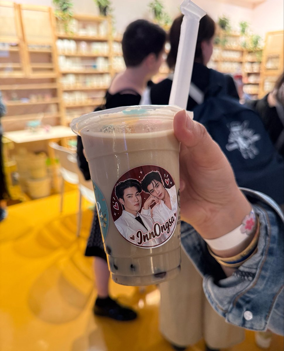alicehoneyz's tweet photo. InnOngsa fans - It’s today! 🥳🧋

ใครมามีตอินองศา ไปรับเครื่องดื่มฟรีได้น่าาา  
Haven’t got your FREE drink yet? Just stop by IOETE Café

Project by ChaChaa and me🪄 

INNONGSA FANMEET IN MILAN 

#InnOngsaFM_Milan 
#InnOngsa  #อินองศา https://t.co/AT9VdZO9E6