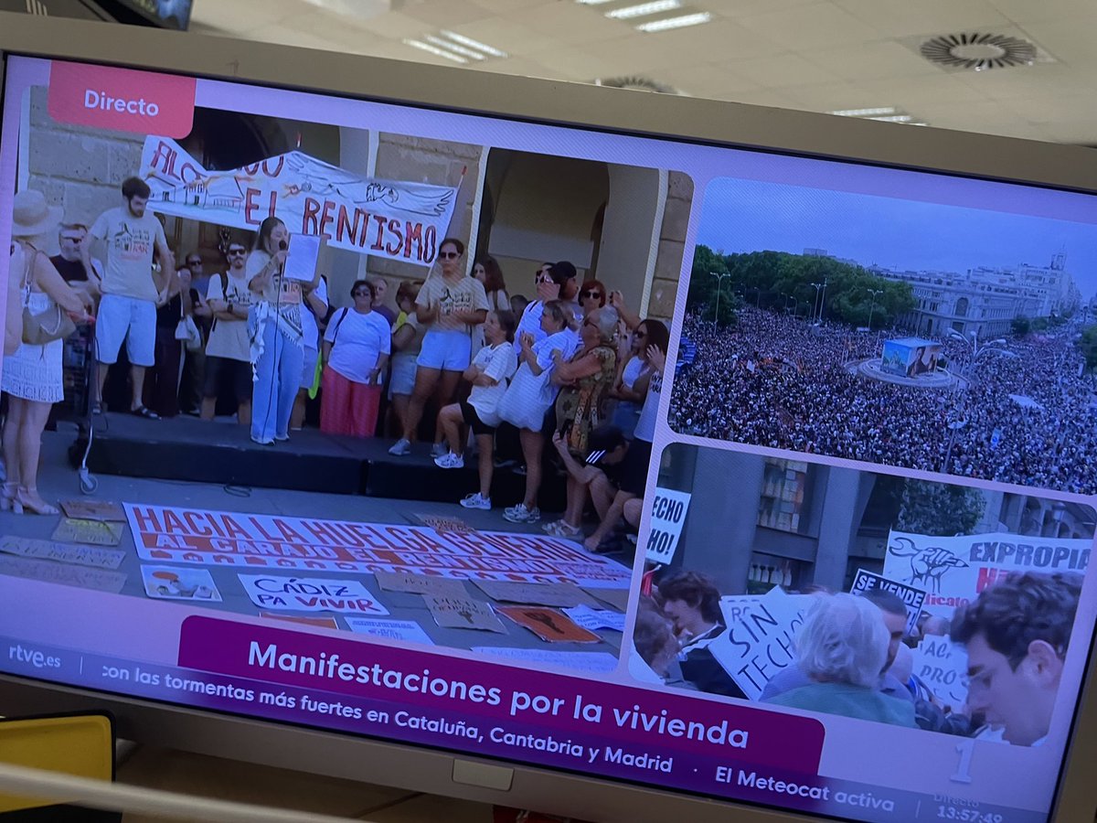 luciaSanagustin's tweet photo. La rabia recorre las calles
Desde la redacción de @telediario_tve vemos la marea en todos los rincones del país
#viviendadigna
#acampdasol
#Cibeles https://t.co/oQ0GxDTh5K