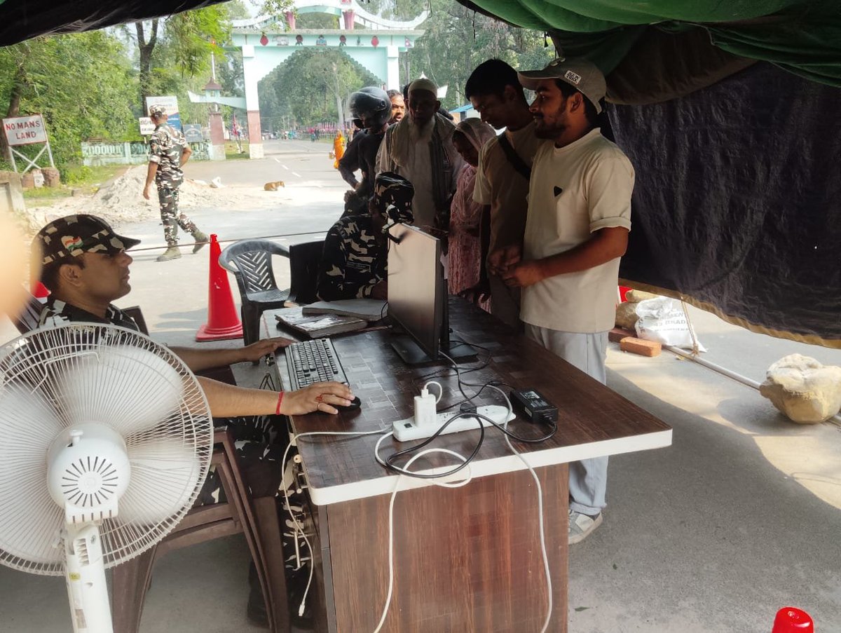 9BnSSB_INDIA's tweet photo. जरवा–कोईलाबास चेक पोस्ट पर SSB, 09वीं वाहिनी के जवानों द्वारा आवागमन कर रहे राहगीरों के प्रमाण-पत्रों की सघन जाँच कर सुरक्षा व्यवस्था को सुदृढ़ किया ।
#SSB_INDIA #SSBFTRLUCKNOW #SSBSHQGKP #JarwaKoilabas #CheckPost https://t.co/YU0izDz75J