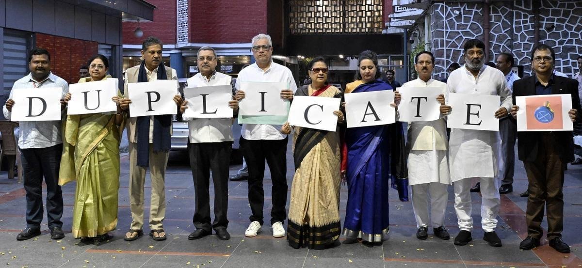 Mrsinha's tweet photo. March 2025 : Mamata Banerjee's TMC Delegation in ECI, Asking for removal of duplicate voters from the voter list... That process is called SIR. https://t.co/XtWY8TOAYB