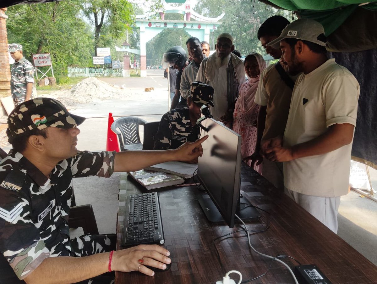 9BnSSB_INDIA's tweet photo. जरवा–कोईलाबास चेक पोस्ट पर SSB, 09वीं वाहिनी के जवानों द्वारा आवागमन कर रहे राहगीरों के प्रमाण-पत्रों की सघन जाँच कर सुरक्षा व्यवस्था को सुदृढ़ किया ।
#SSB_INDIA #SSBFTRLUCKNOW #SSBSHQGKP #JarwaKoilabas #CheckPost https://t.co/YU0izDz75J