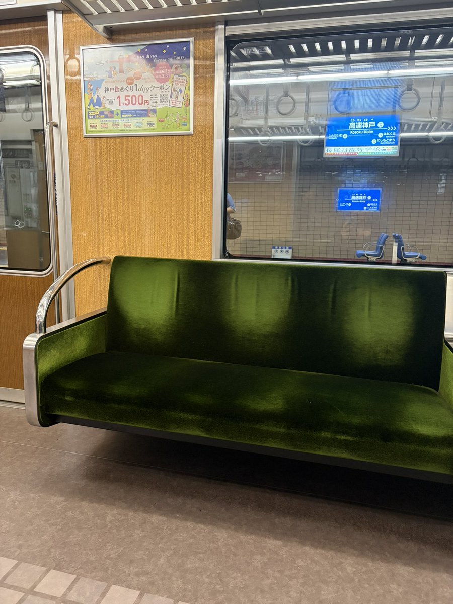 yuruyuru_camera's tweet photo. 阪急電車の車両、渋くて好き https://t.co/ER2bNJ97wl