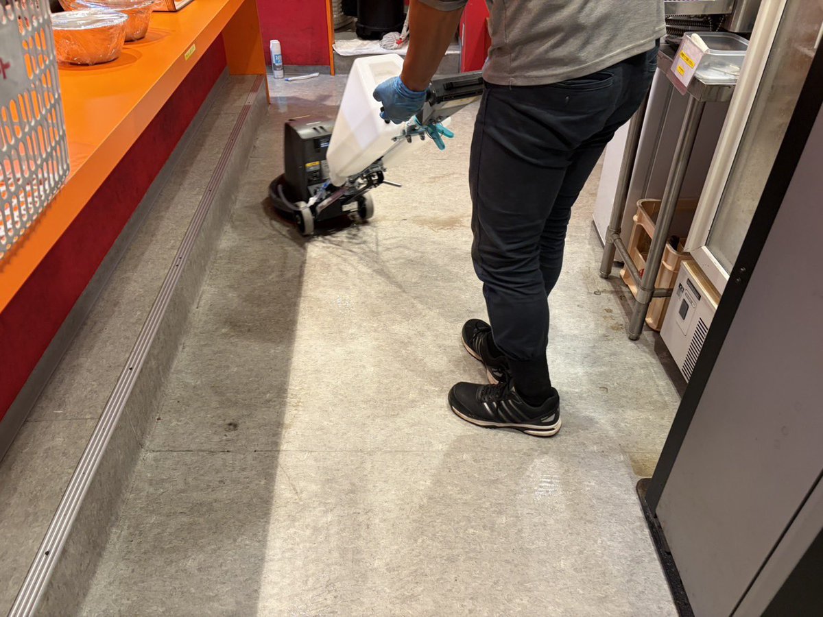 tantan_nisifuna's tweet photo. 飲食店をやってると、厨房の清掃は毎日のこと。でも、排水溝や換気扇の奥まで手を入れるのは正直大変。

今回、清掃業を始めた友人に厨房をお願いしました。
排水溝も換気扇の部品も一つずつ手作業で清掃してくれています。こういう場所を任せられるのは本当に助かる。

ご依頼は下のアカウントにDMを https://t.co/RPvU5KzY3O