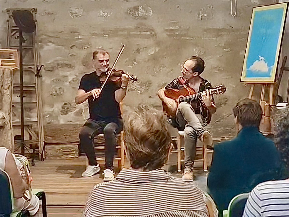 garnata_music's tweet photo. Siempre es un placer volver a la Librería Sostiene Pereira, en esta ocasión con la colaboración del poeta Pedro Enríquez 🎵🎻🌙 ¡Muchas gracias!
#garnata #libreria #concierto #musica https://t.co/ooHsDrouXO