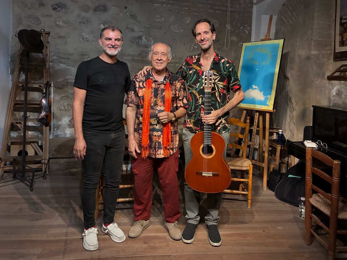 garnata_music's tweet photo. Siempre es un placer volver a la Librería Sostiene Pereira, en esta ocasión con la colaboración del poeta Pedro Enríquez 🎵🎻🌙 ¡Muchas gracias!
#garnata #libreria #concierto #musica https://t.co/ooHsDrouXO