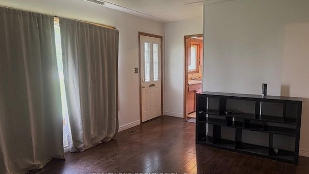 Ravrealty's tweet photo. Spacious 3-bed bungalow on 2 acres near Guelph &amp; Hwy 401, $999,900. Perfect for home office or hobby farm. Contact me! https://t.co/R7bsLoMbj5