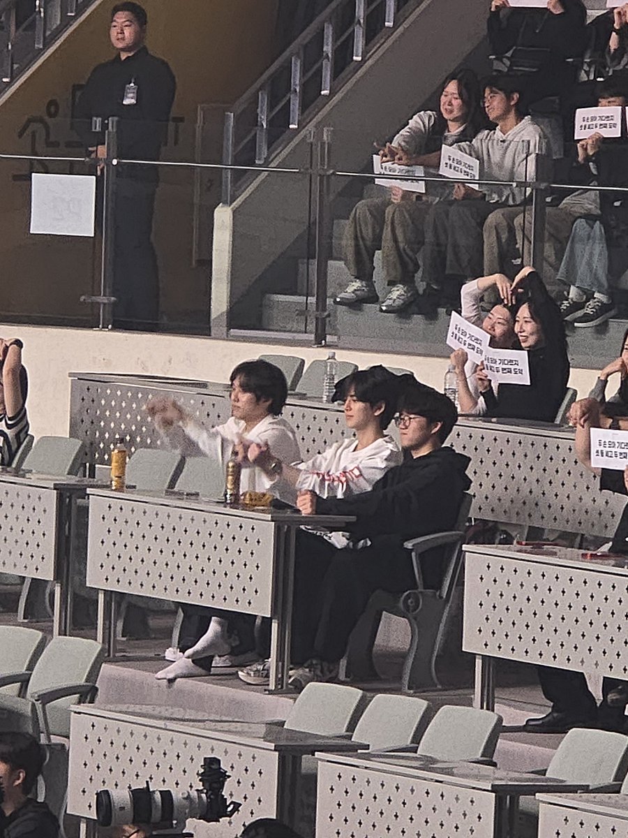 gimdingcho's tweet photo. 최유리 콘서트 왔는데 더보이즈 자만추했더요 https://t.co/VkFmQZIVqm