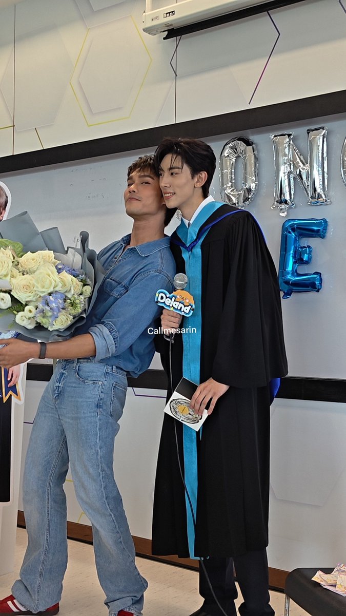callmesarin's tweet photo. จับได้หรอว่านี่แอบฟิน นี่ว่าเก็บอาการเก่งอยู่นะ
#DelandGraduationDay
#Delandshawn #ดีแลนด์ชอน https://t.co/Vsg0gZPWzc