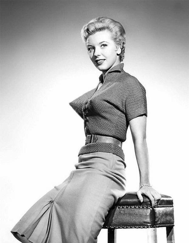 Pre2000World's tweet photo. 1950s bullet bra https://t.co/PhuCQfiRjS