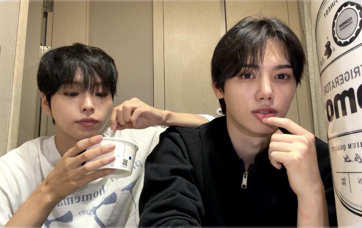 pupuppy_1730's tweet photo. 강 등을 팔 거치대로 쓰는거 ㄹㅇ 커플같아서 조음 https://t.co/W6LQU3rKkw