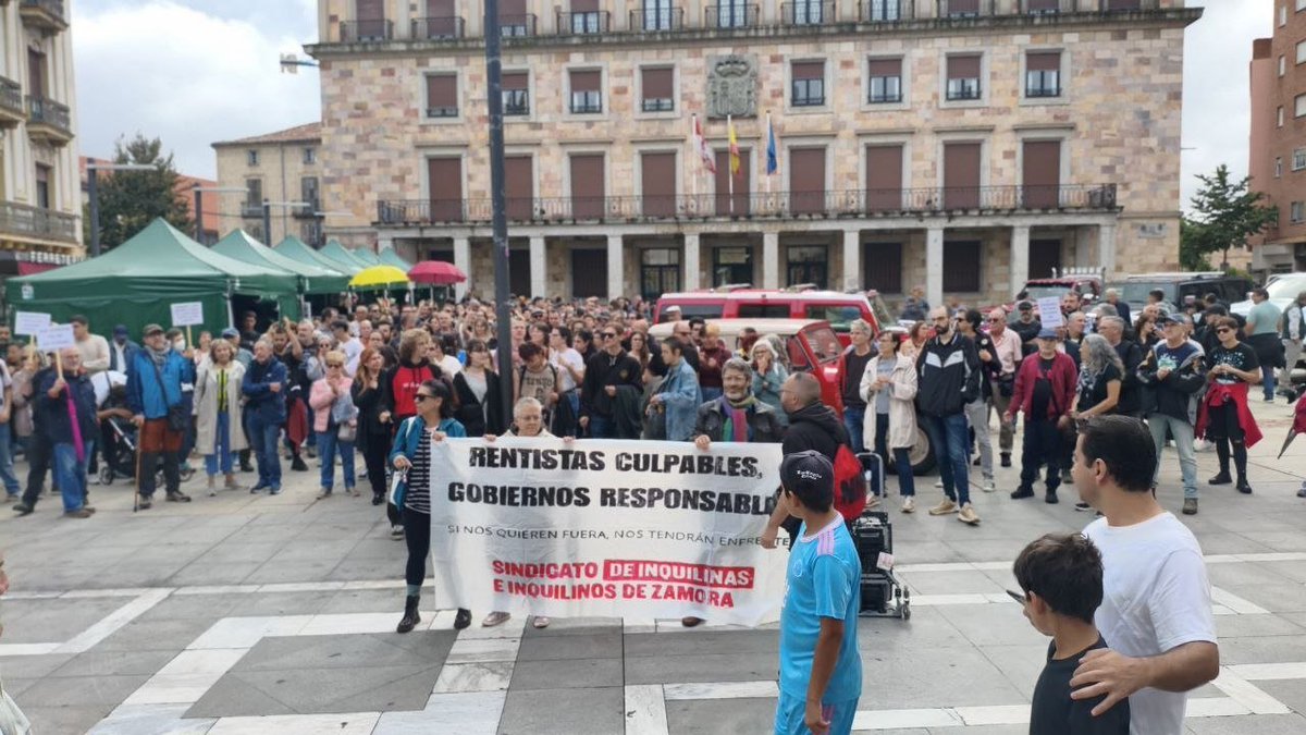 PoderPopularWeb's tweet photo. @InquilinatoMad @traficantes2010 @anticapiMadrid @LorenaRuiz_H @camargoraul @beapcuerda @FeminismosMad @AnticapiCanaria 📸 Más de 1500 personas en Zamora se suman a las movilizaciones en todo el Estado bajo el lema "hacia la huelga general". 

Convocada por el Sindicato de Inquilinas de Zamora. https://t.co/w4gWmZu6uO