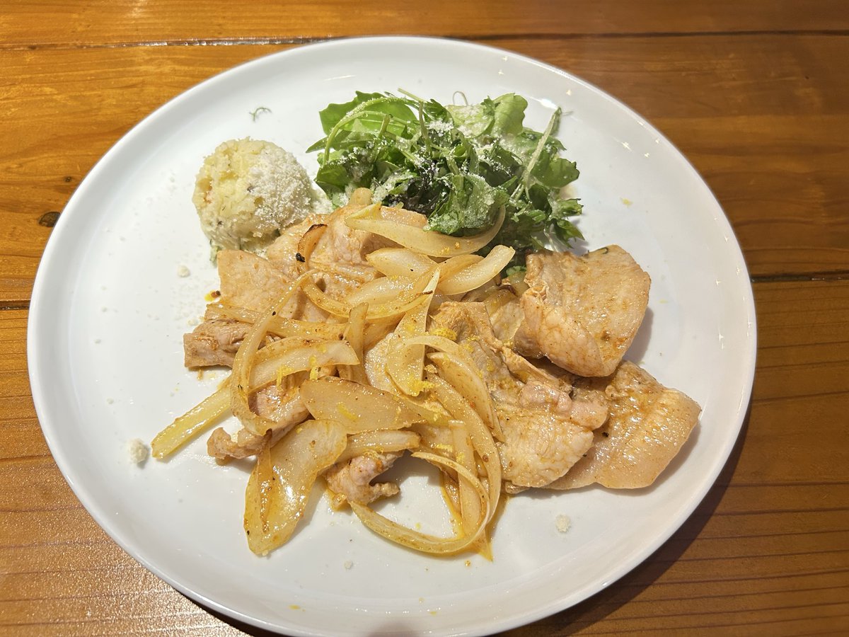 Takakaze49's tweet photo. 今日はランチして美術館行ってひろくまのマンホール見て上質なティータイムを過ごしました https://t.co/Ey9fhdW9Ia