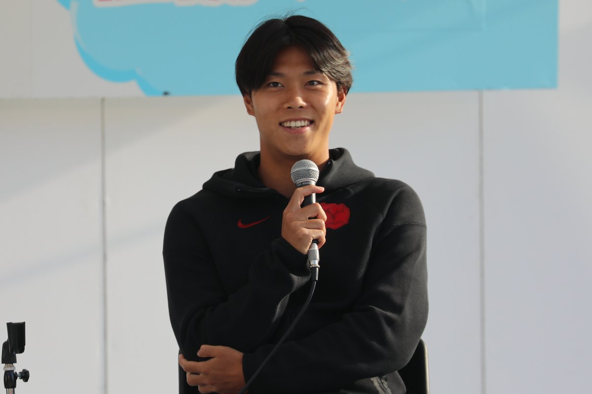 atlrs_official's tweet photo. 本日10/3（土）、メルカリスタジアム周辺で「鹿嶋まつり」が開催され、ステージイベントに津久井 佳祐選手、林 晴己選手、藤井 陽登選手が登場しました！🦌🔴

穏やかな青空に恵まれ、多くの方にお越しいただきました！トークショーとじゃんけん大会、楽しいひと時となりました✨

3���手が今後の抱負を話した時には、大きな拍手をいただきました。ご来場いただいた皆さん、ありがとうございました！

#antlers #鹿島アントラーズ