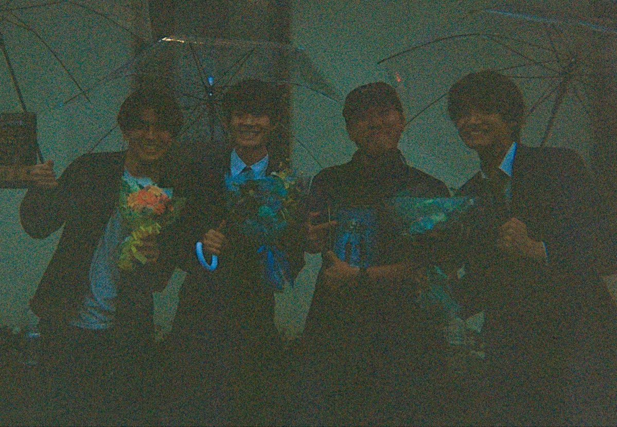 nori_dreaves's tweet photo. まさかの大失敗集⁉️

最近流行りの使い捨てフィルムカメラ📸で、撮影の思い出をおしゃれに撮ろうとしたのですが、、、

まったく見えへんやん！😂

でも輝いている笑顔は見えているはず！！！笑

「もうええわ」はTVer、FODで配信中！

#佐野晶哉
#山時聡真
#もうええわ
#Aぇǃgroup
#菊地範峻 https://t.co/YjBX5CYpSc