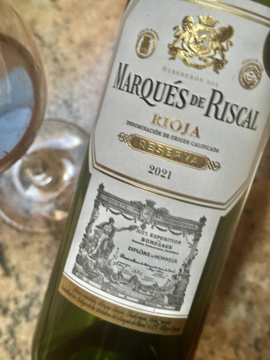Affordable_Wino's tweet photo. hey winos /

Winery’s flagship wine / v. 2021 Reserva / spicy balsamic character and an undertone of freshness 

highlighted by the addition of 3% Graciano / 20 months in American oak / supple red and black cherry fruit /

Nicely structured / ready to go another 10-15 years. https://t.co/LYa9O4Zqzw