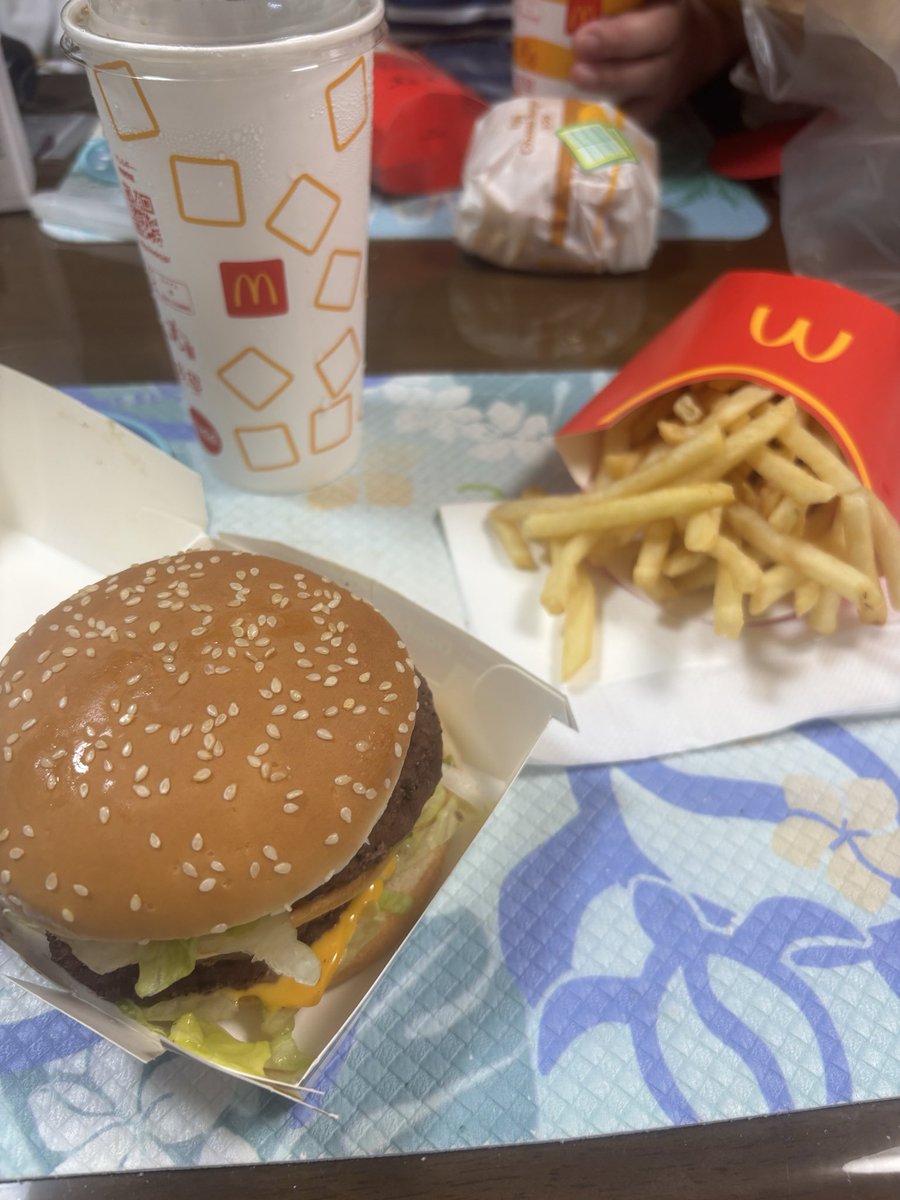 kurokon237's tweet photo. 夜ご飯〜
ちゃんと夜マックで倍です(*^^*) https://t.co/EZFYP3CjoU