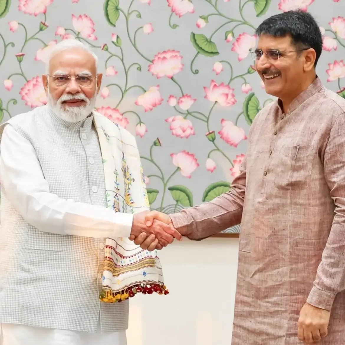 defeated112's tweet photo. 1/
As someone whose father is in Banaskantha politics and close to Shankar bhai Chaudhary (former BJP MLA, currently director of Banas Dairy)

 Chaudhary vs Thakor is the core rivalry. Chaudharys have traditionally backed BJP and held economic power (dairy cooperatives). https://t.co/8EtUjI3J5L