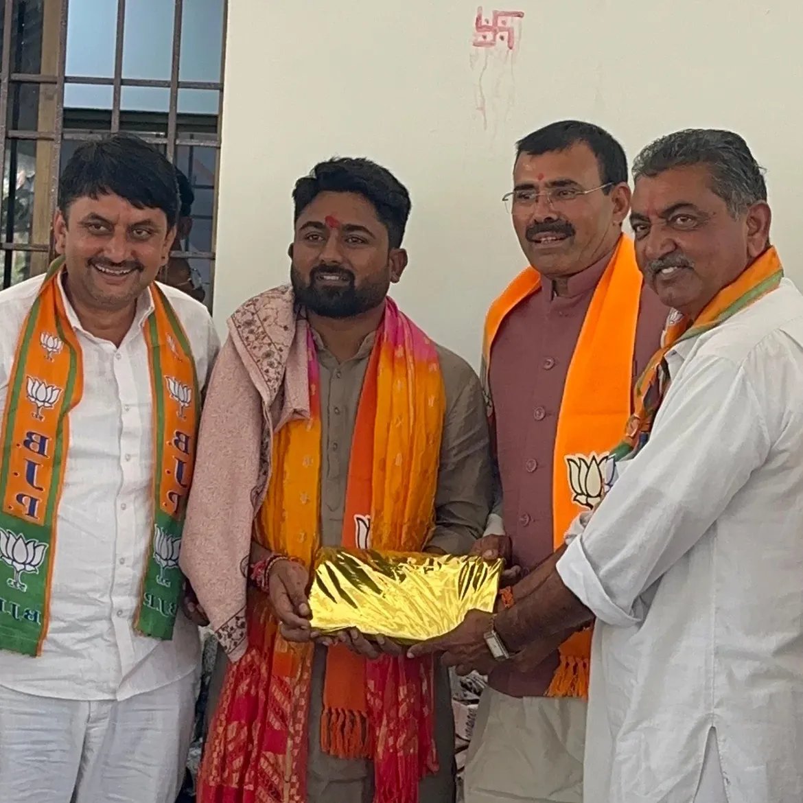 defeated112's tweet photo. 1/
As someone whose father is in Banaskantha politics and close to Shankar bhai Chaudhary (former BJP MLA, currently director of Banas Dairy)

 Chaudhary vs Thakor is the core rivalry. Chaudharys have traditionally backed BJP and held economic power (dairy cooperatives). https://t.co/8EtUjI3J5L