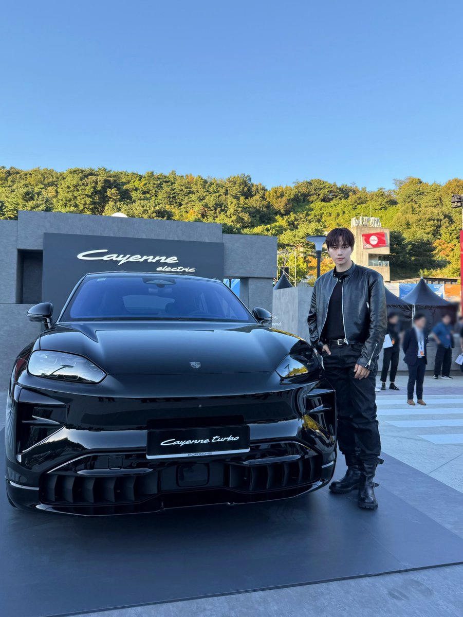 Kkorepo's tweet photo. <トレンドブログ>「#2PM」#イ・ジュノ、ポルシェの隣でも圧倒的な存在感 
#イジュノ #ジュノ　
🔗https://t.co/rFjMQCGbxw https://t.co/n5knPHhgQp