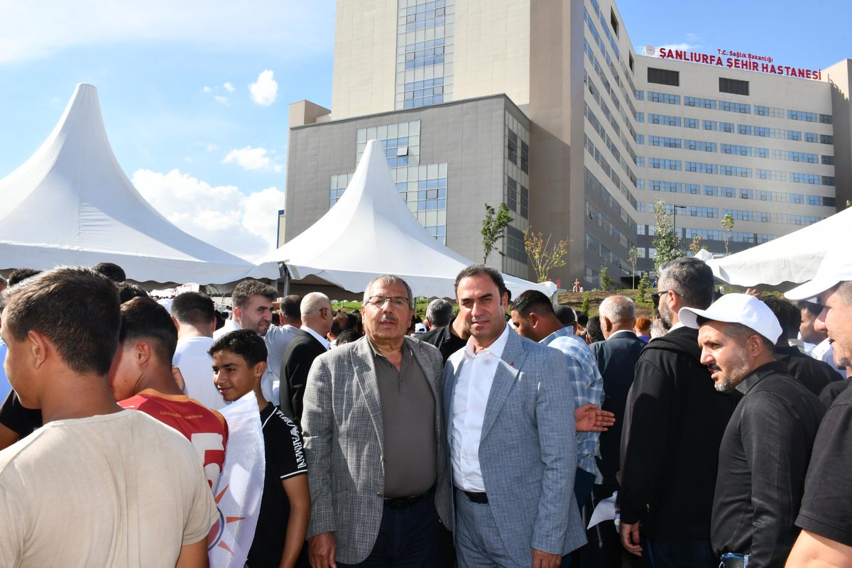 EyyubiyeAkParti's tweet photo. MEYDANDAYIZ, HAZIRIZ, HEYECANLIYIZ! 🇹🇷

Cumhurbaşkanımız ve Genel Başkanımız Sayın Recep Tayyip Erdoğan’ı kadim şehrimiz Şanl��urfa’da ağırlamanın onurunu yaşıyoruz.

İlçe Başkanımız Sayın Süleyman Elgün, teşkilat mensuplarımız ve coşkulu hemşehrilerimizle birlikte meydandaki yerimizi aldık. Şehrimize değer katan dev yatırımların açılış heyecanını ve Liderimizle buluşmanın gururunu hep birlikte paylaşıyoruz.

#MilletimizleYolumuzBir
#SüleymanElgün #AkEyyübiye #Eyyübiye

@RTErdogan @Akparti @abuyukgumus @hakanaksu058 @farukaytek @mustafaelitas @acarfaruka @Ziverozdemir @milhamigunbegi @bybekirbozdag @AEminOnenOfis @ProfDrDusak @CYAZMAC @malicevheri @ibrahimeyyupogl @HikmetBasak_63 @av_mfaruk @ElgunSuleyman @SalihAldeniz5 @Serkankrmz63 @SbrKnk @ihalilesiyok