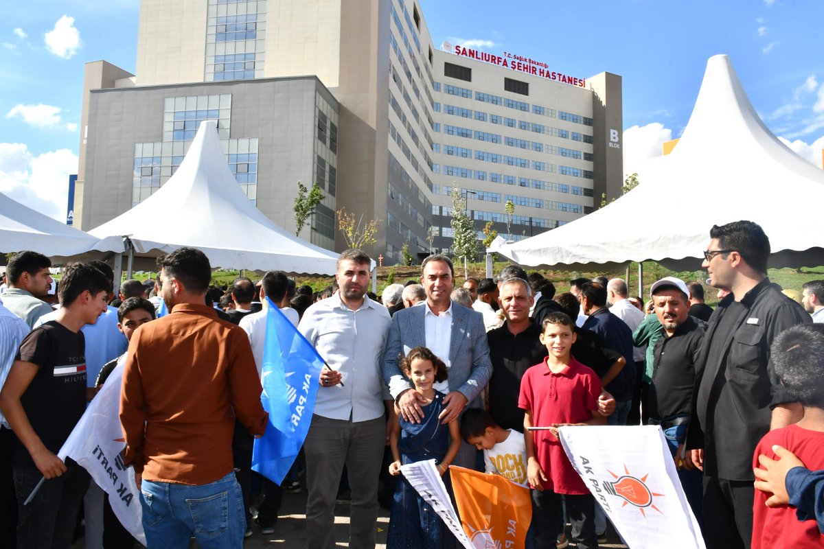 EyyubiyeAkParti's tweet photo. MEYDANDAYIZ, HAZIRIZ, HEYECANLIYIZ! 🇹🇷

Cumhurbaşkanımız ve Genel Başkanımız Sayın Recep Tayyip Erdoğan’ı kadim şehrimiz Şanl��urfa’da ağırlamanın onurunu yaşıyoruz.

İlçe Başkanımız Sayın Süleyman Elgün, teşkilat mensuplarımız ve coşkulu hemşehrilerimizle birlikte meydandaki yerimizi aldık. Şehrimize değer katan dev yatırımların açılış heyecanını ve Liderimizle buluşmanın gururunu hep birlikte paylaşıyoruz.

#MilletimizleYolumuzBir
#SüleymanElgün #AkEyyübiye #Eyyübiye

@RTErdogan @Akparti @abuyukgumus @hakanaksu058 @farukaytek @mustafaelitas @acarfaruka @Ziverozdemir @milhamigunbegi @bybekirbozdag @AEminOnenOfis @ProfDrDusak @CYAZMAC @malicevheri @ibrahimeyyupogl @HikmetBasak_63 @av_mfaruk @ElgunSuleyman @SalihAldeniz5 @Serkankrmz63 @SbrKnk @ihalilesiyok