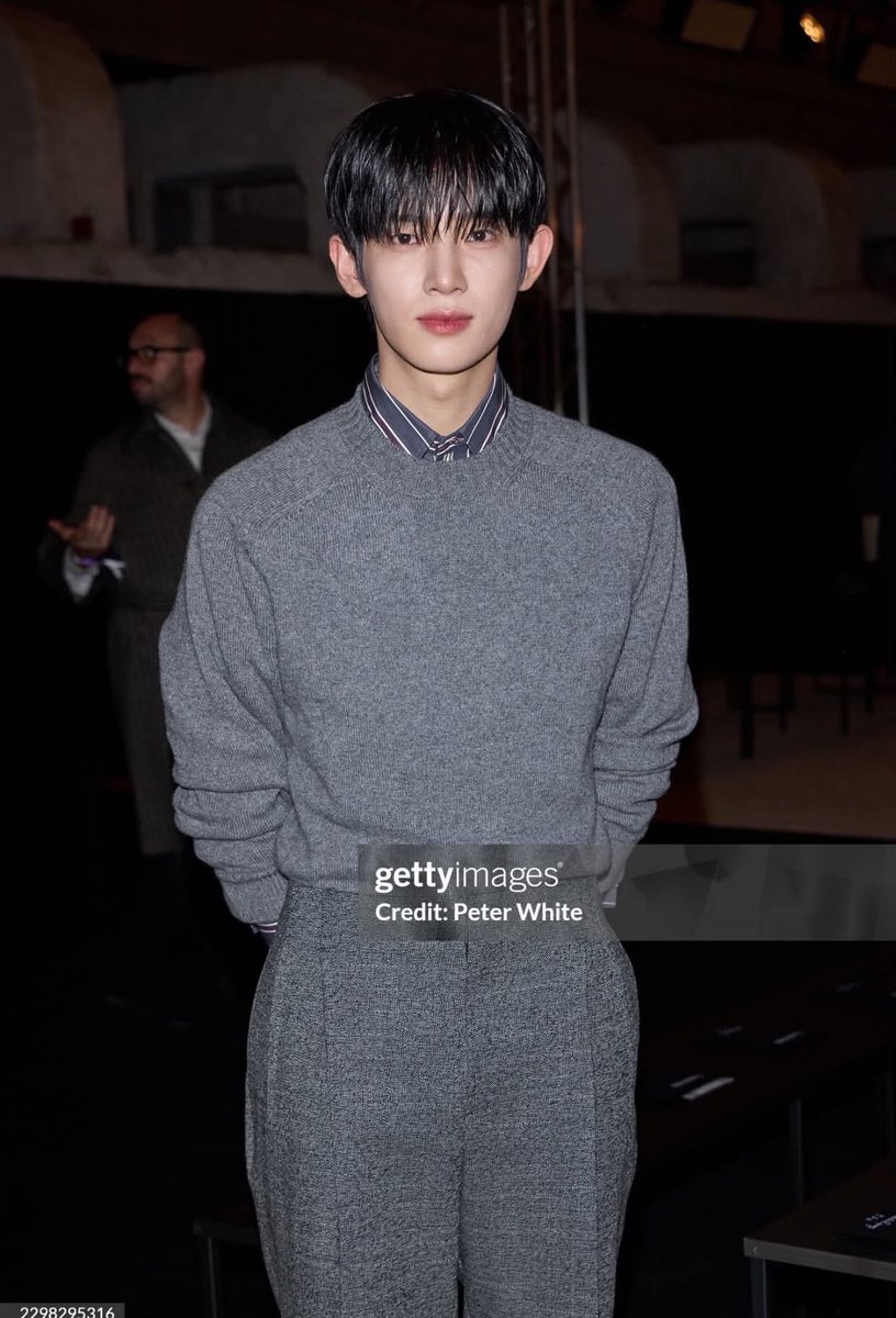 SikSyu99's tweet photo. That Lanvin outfit on Siwoo is a masterpiece of fashion, and seeing them collaborate at PFWSS27 makes me so emotional!

Cette tenue Lanvin sur Siwoo est un véritable chef-d'œuvre de la mode, je suis tellement émue par cette collaboration !

PARK SIWOO AT LANVIN PFWSS27  
#PARKSIWOOxLANVIN  
#LANVINPFWS27
#PARKSIWOO