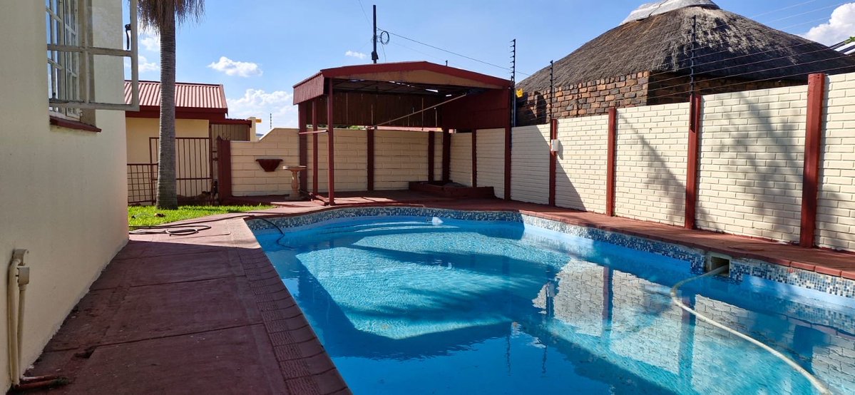 2lani47's tweet photo. 🏡 3-Bedroom Family Home Available in West Park, Pretoria West! 🏡
Step into this beautiful free-standing corner property
Rental: 16,000 per month
Deposit: 16,000
Admin Fee: 1250
Secure this contemporary corner oasis today!
📲0813417410
📧Thulani@africanhomesproperties.co.za https://t.co/s0O9xCORFF