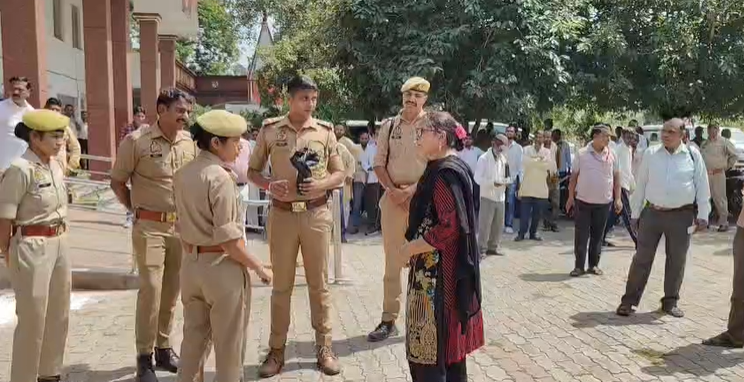 UPNOWTV's tweet photo. #हमीरपुर: संपूर्ण समाधान दिवस में महिला ने आत्मदाह का प्रयास किया
मौदहा तहसील परिसर में ज्वलनशील पदार्थ लेकर पहुंची थी महिला
पुलिस ने तत्परता दिखाते हुए महिला को रोका
एसपी ने निष्पक्ष जांच और न्याय का भरोसा दिया
#Hamirpur #Maudaha #SamadhanDiwas #UPNews #UPNOW #HamirpurNews #Police #UttarPradesh
