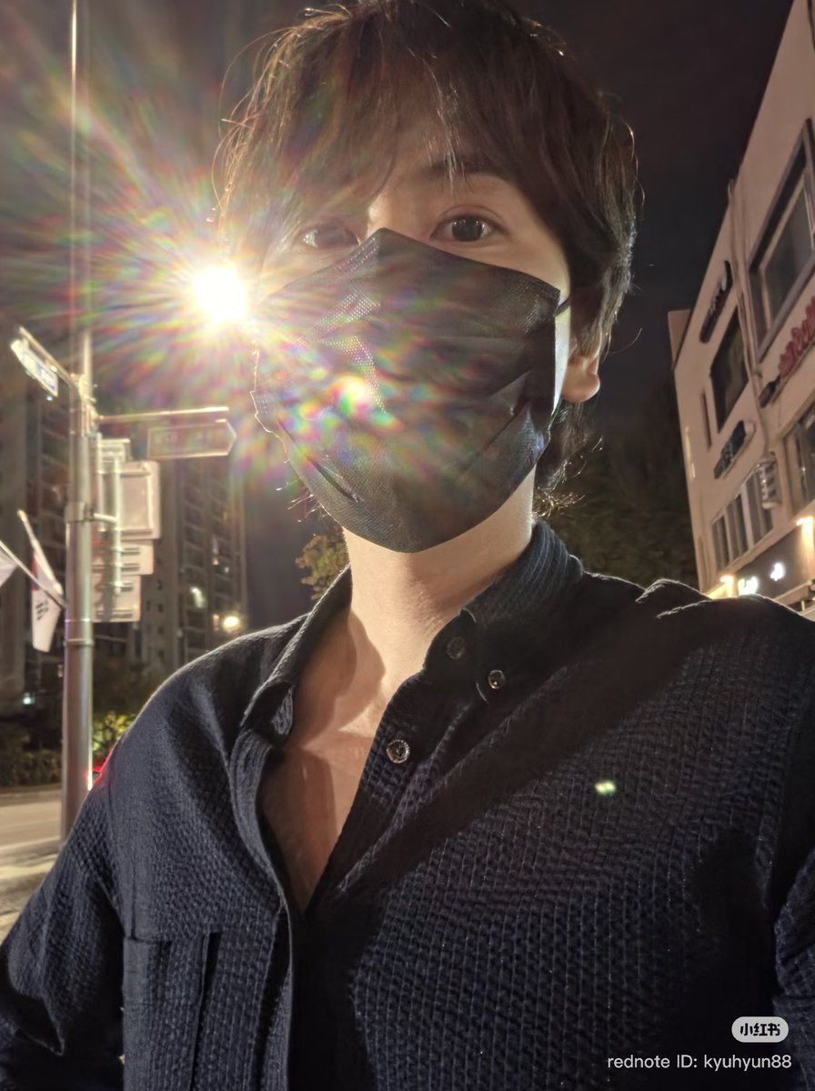 yesungiedf's tweet photo. He looks so damn handsome here…EVEN HIS MASK IS NOT HIDING ANYTHING https://t.co/ESeYErYCCV