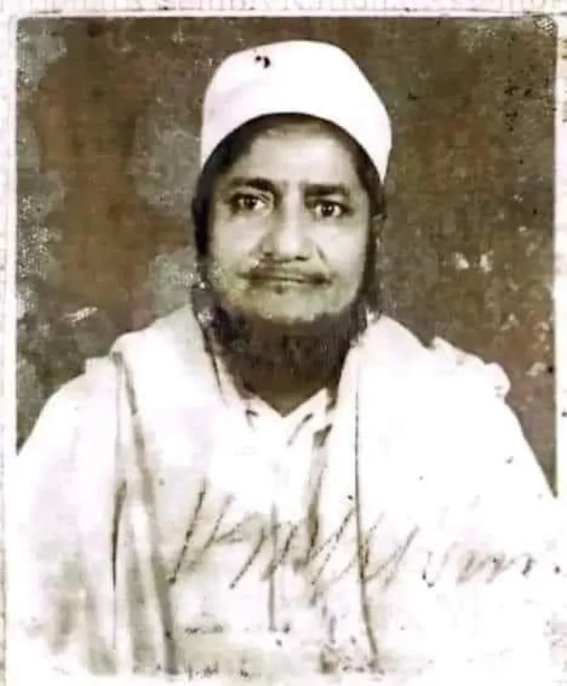 Born4Jihad's tweet photo. A Bengali scholar once sat in the crowd at a Hajj sermon in Makkah. The Khatib, one of the Imams of the Haram, attributed a Hadith to the wrong book.

He stood up and corrected him. In front of everyone🧵 https://t.co/GzTqLlqEa8
