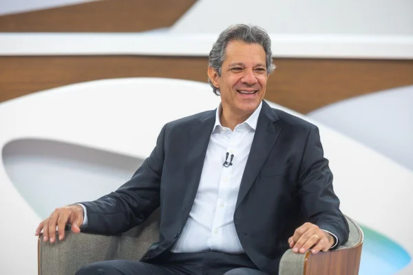 BlogdoNoblat's tweet photo. Vorcaro considerava Haddad um dos seus 'maiores opositores'. Em uma conversa com uma advogada quase um ano atrás, Daniel Vorcaro classificou o então ministro da Fazenda, Fernando Haddad, como um dos seus "maiores opositores". O ex-banqueiro disse, inclusive, que "infelizmente" nem o conhecia. As declarações do dono do Banco Master sobre Haddad, que é candidato ao Governo de São Paulo, estão contidas no material extraído pela PF do seu celular, apreendido na sua primeira prisão, em 17 de novembro de 2025 (O Globo)